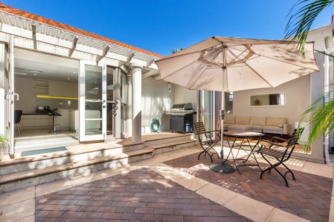 Kensington Self-Contained Modern House (89BROM) - New South Wales Tourism  2