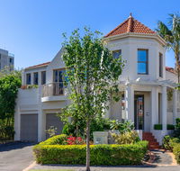 Kensington Self-Contained Modern House 89BROM