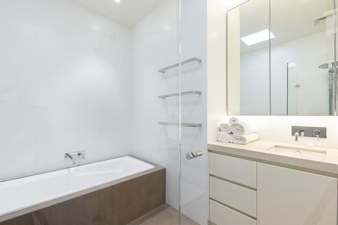 Kensington Self-Contained Modern House (89BROM) - New South Wales Tourism  7