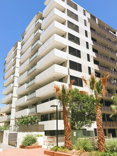 Modern & Cosy 2-Bedroom Apartment Hornsby - New South Wales Tourism  1