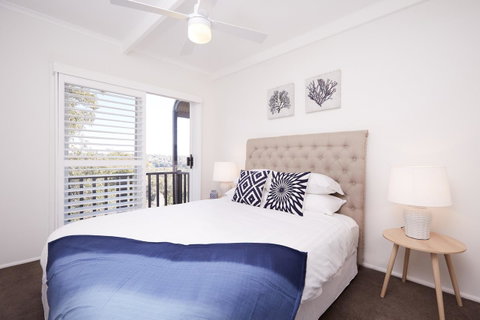 Bright And Spacious Family Home With Leafy Deck - New South Wales Tourism  4