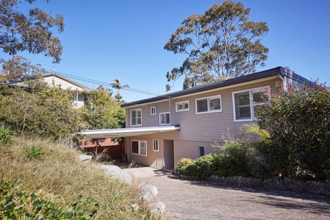 Bright And Spacious Family Home With Leafy Deck - New South Wales Tourism  32
