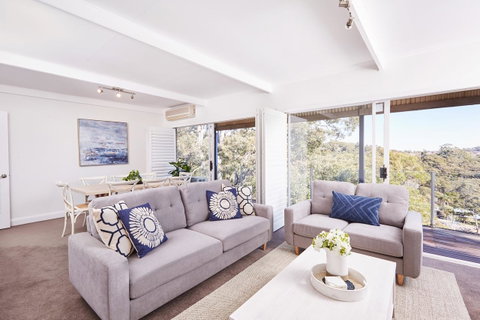 Bright And Spacious Family Home With Leafy Deck - New South Wales Tourism  0
