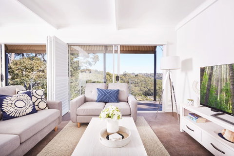 Bright And Spacious Family Home With Leafy Deck - New South Wales Tourism  14