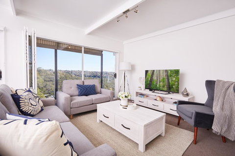 Bright And Spacious Family Home With Leafy Deck - New South Wales Tourism  3