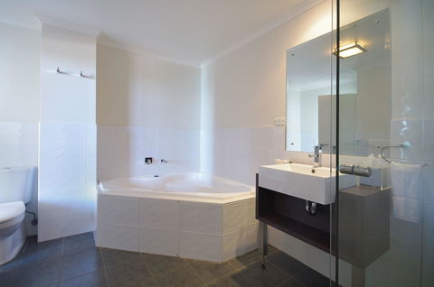 Macquarie Waters Boutique Apartment Hotel - New South Wales Tourism  28