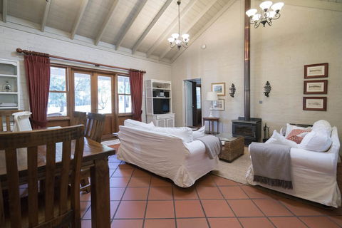 Thistle Hill Guesthouse - Walk To Many Wineries And Restaurants - New South Wales Tourism  32