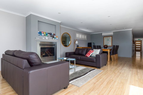 The Edgewater On Greville - New South Wales Tourism  12