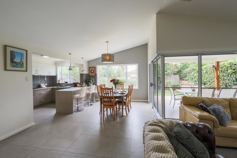 Armidale Cottage - House 2 - New South Wales Tourism  16