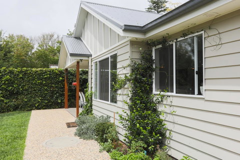Armidale Cottage - House 2 - New South Wales Tourism  2
