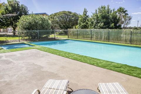 Allonville Gardens Motel - New South Wales Tourism  9