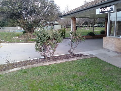 Allonville Gardens Motel - New South Wales Tourism  1