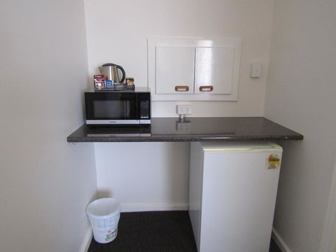 Allonville Gardens Motel - New South Wales Tourism  16