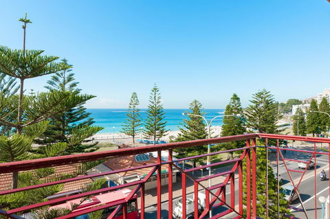 Mad Monkey Hostel Coogee Beach - New South Wales Tourism  7