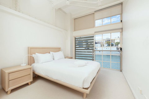 Waterfront Apartment On Sydney Harbour - New South Wales Tourism  0