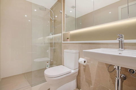 Brand New 3 Bedrooms Apt With Waterfront View - New South Wales Tourism  1