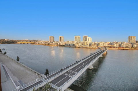 Brand New 3 Bedrooms Apt With Waterfront View - New South Wales Tourism  8