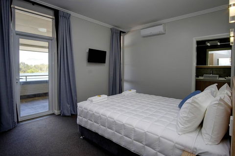 Lakes And Ocean Hotel Forster - New South Wales Tourism  12