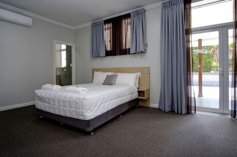 Lakes And Ocean Hotel Forster - New South Wales Tourism  19
