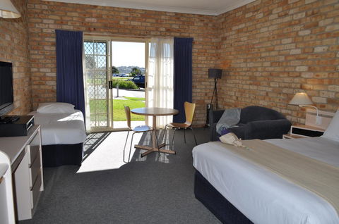 Mollymook Surfbeach Motel & Apartments - New South Wales Tourism  1