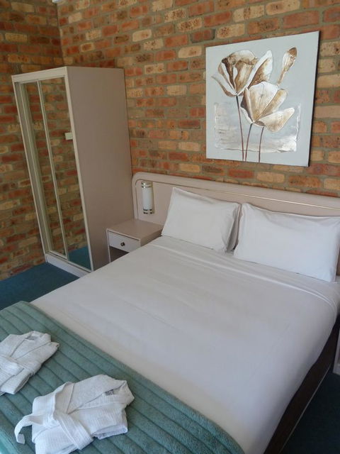 Mollymook Surfbeach Motel & Apartments - New South Wales Tourism  12
