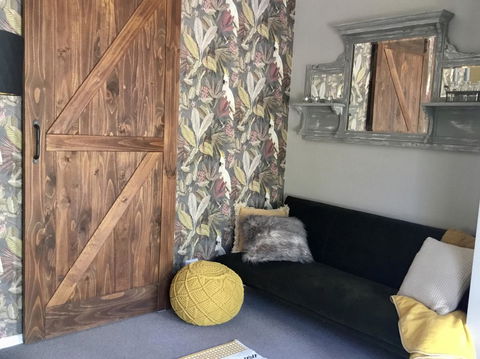 Chanticleer Gardens Barn Cottage With A Pool - New South Wales Tourism  7
