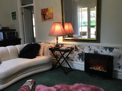 Chanticleer Gardens Barn Cottage With A Pool - New South Wales Tourism  42