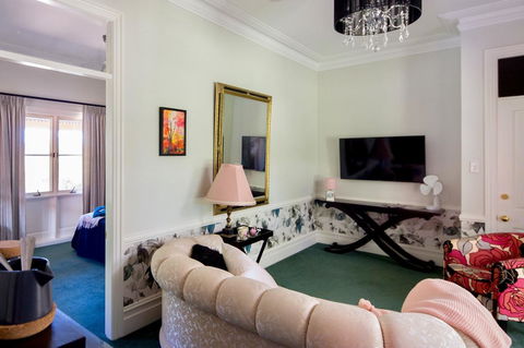 Chanticleer Gardens Barn Cottage With A Pool - New South Wales Tourism  44