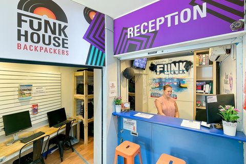 Mad Monkey Downtown - New South Wales Tourism  3