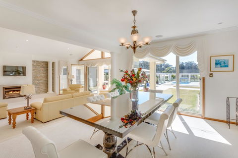 One Mile Mansion - Private Coastal Retreat FREE FAMILY ADVENTURE PASS - New South Wales Tourism  10