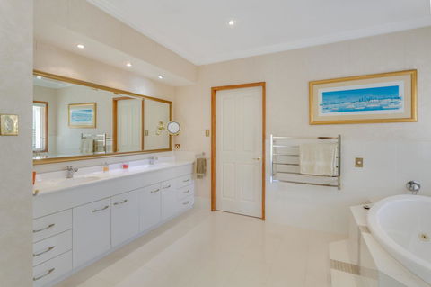 One Mile Mansion - Private Coastal Retreat FREE FAMILY ADVENTURE PASS - New South Wales Tourism  8
