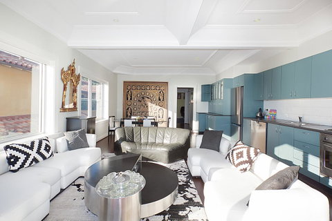 Art Deco Apartment With Breathtaking Water Views - New South Wales Tourism  7