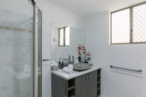 CitySide Apartment - 2 Bedroom With Private Courtyard - New South Wales Tourism  16