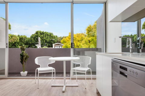 Bondi Beach Studio King Suite + Balcony - New South Wales Tourism  2
