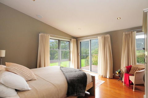 Bottlebrush Lodge - Great Views And A Pool! - New South Wales Tourism  3