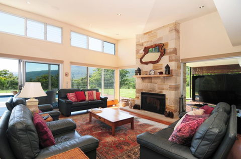 Bottlebrush Lodge - Great Views And A Pool! - New South Wales Tourism  0