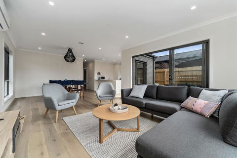 Brand New And Beautiful - Rosebud Holiday Home - New South Wales Tourism  0