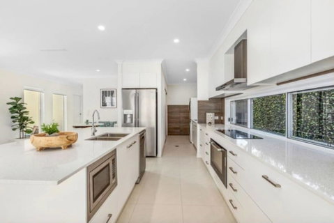 Brand New PRIZE HOME 50m Path To Beach - New South Wales Tourism  1