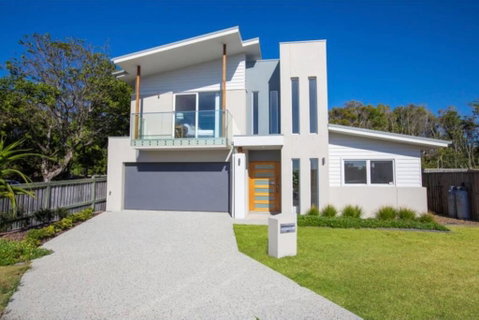 Brand New PRIZE HOME 50m Path To Beach - New South Wales Tourism  3