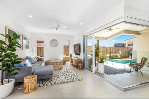 Brand New PRIZE HOME 50m Path To Beach - New South Wales Tourism  0