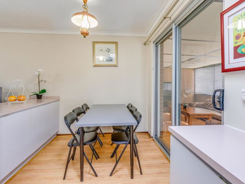 Bright, Neat & Convenient House - New South Wales Tourism  2
