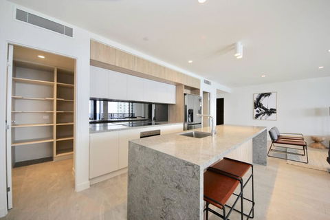 Broadbeach New Luxury Vue #17 Beach Views - New South Wales Tourism  0