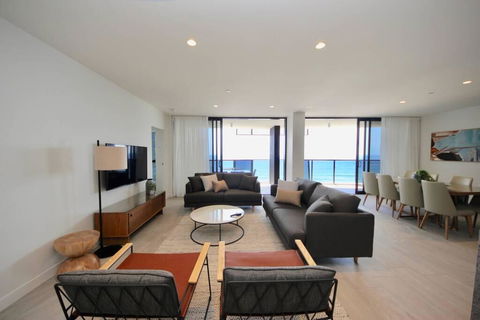 Broadbeach New Luxury Vue #17 Beach Views - New South Wales Tourism  1