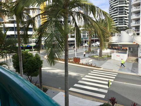Broadbeach Private Apt With CHA - New South Wales Tourism  0