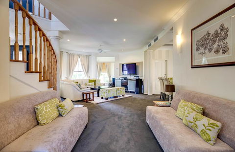 Broadbeach Waterfront Holiday House - New South Wales Tourism  3