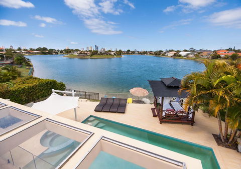 Broadbeach Waterfront Holiday House - New South Wales Tourism  0