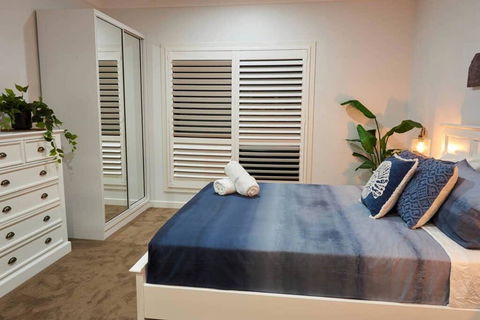 Broadbeach Waters Home With Private Pool - New South Wales Tourism  1