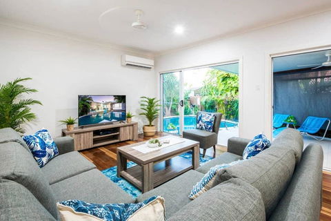 Broadbeach Waters Home With Private Pool - New South Wales Tourism  2