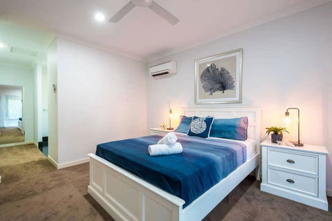 Broadbeach Waters Home With Private Pool - New South Wales Tourism  3