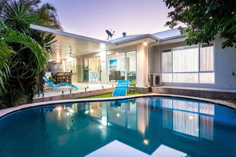 Broadbeach Waters Home With Private Pool - New South Wales Tourism  0